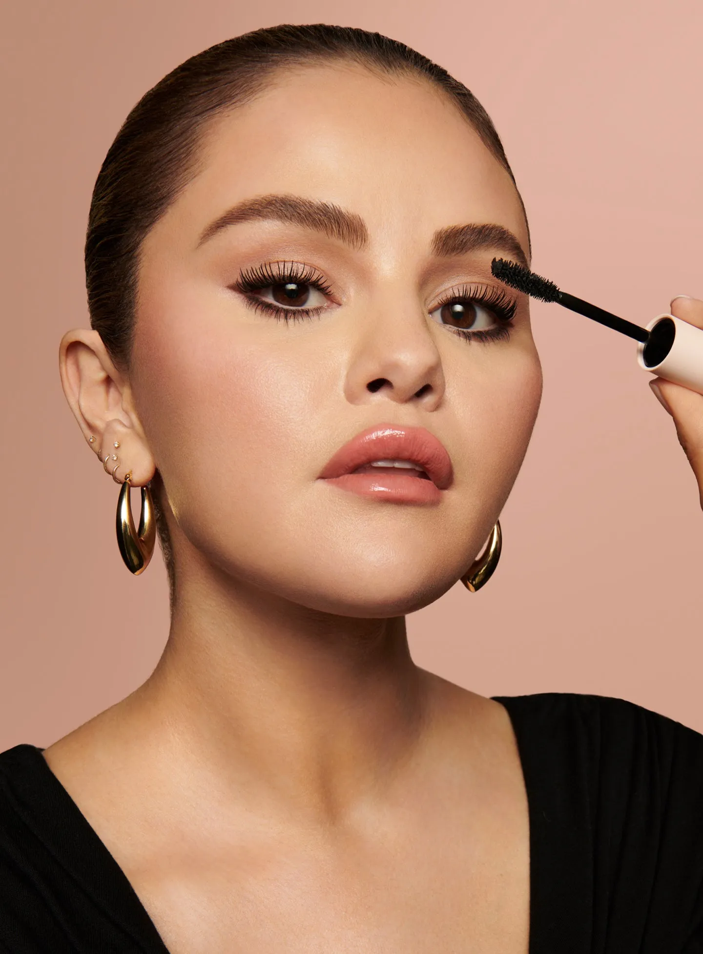 CAMPAIGN-SELENA-PERFECT-STROKES-MASCARA-02.webp