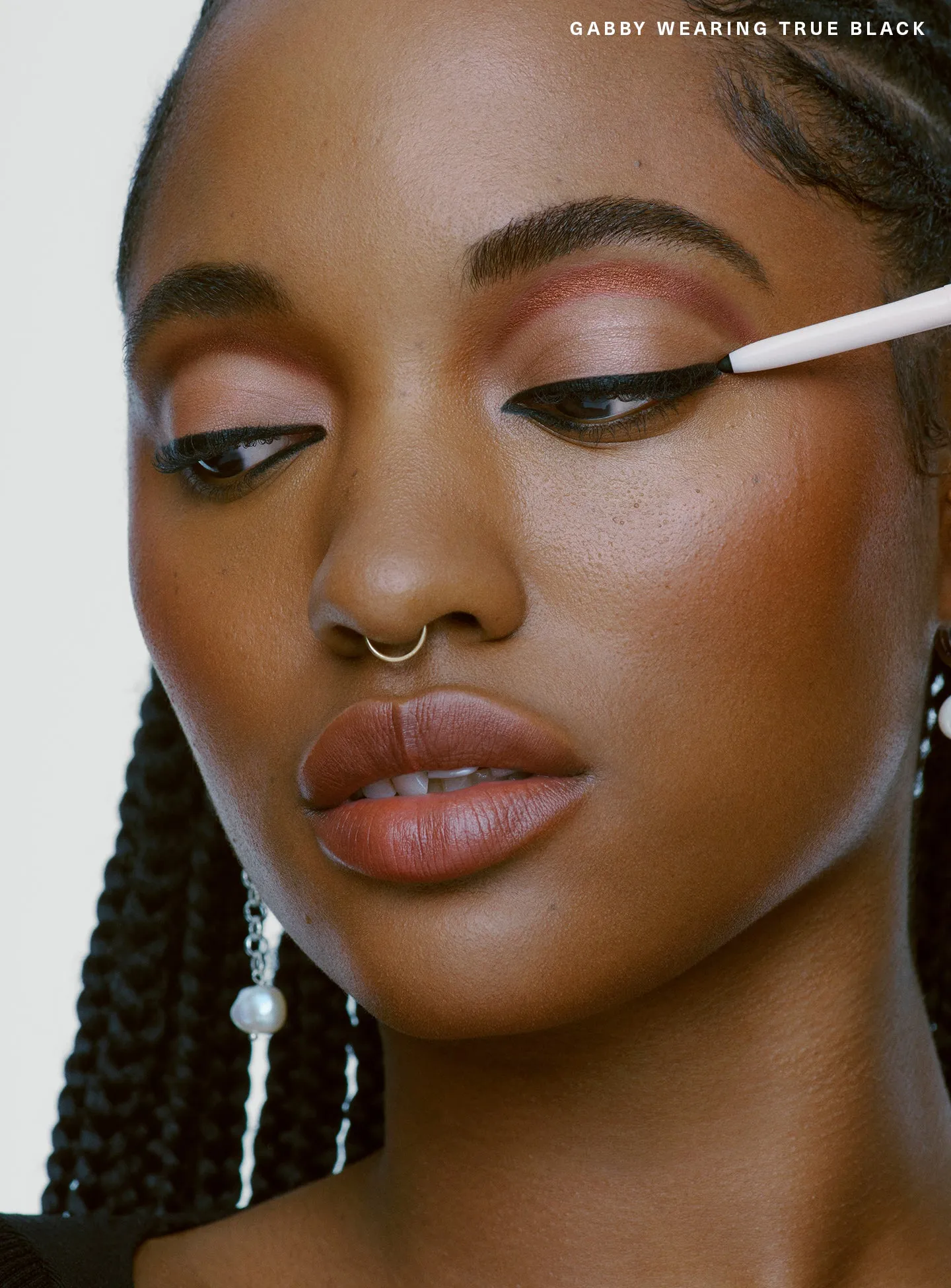 candid-06-perfect-strokes-gel-liner-true-black-1440x1952-1.webp