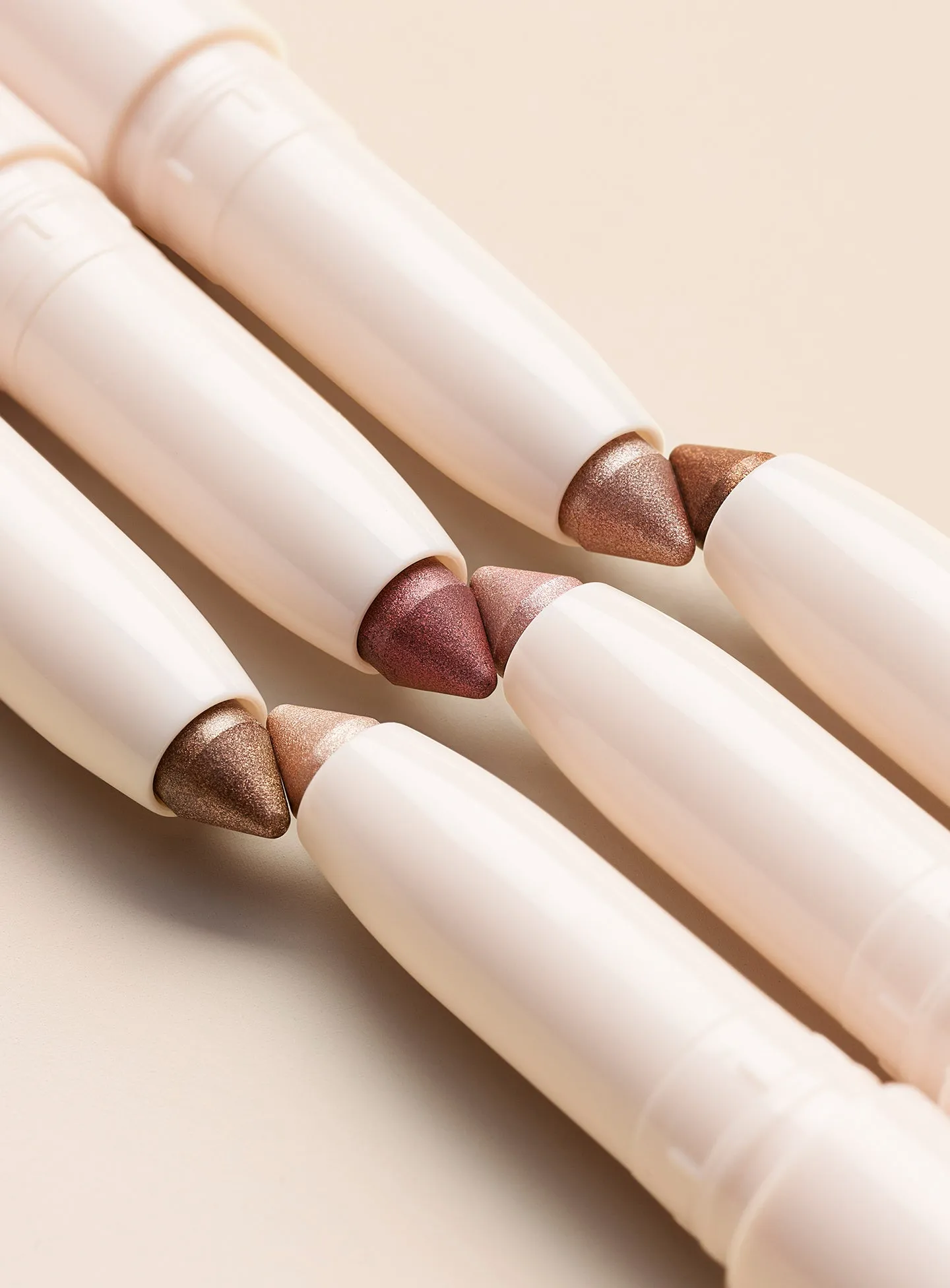 evergreen-all-of-the-above-eyeshadow-stick-03.webp