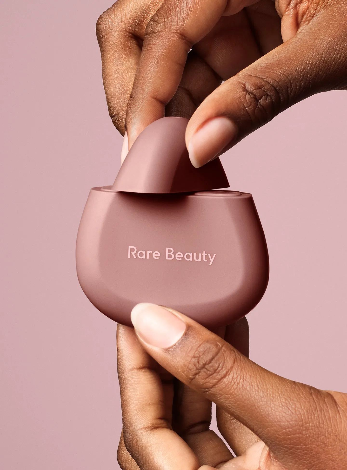 find-comfort-hand-cream-on-figure-02-1440x1952-2.webp