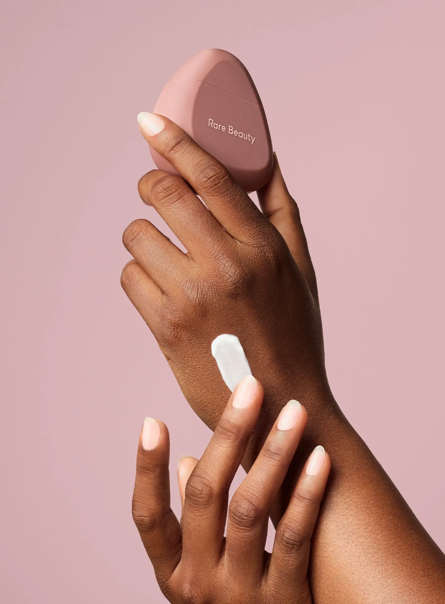 find-comfort-hand-cream-on-figure-03-1440x1952-2.webp